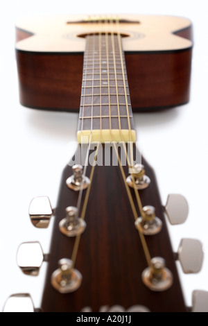 Chitarra acustica in studio, vista superficiale Foto Stock