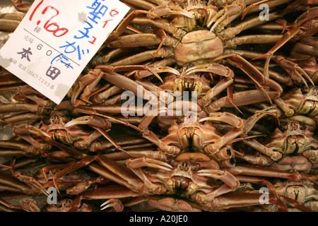 Granchi freschi in vendita in una fase di stallo nel mercato del pesce Tsukiji, i mondi più grande pesce ogni giorno di mercato, Tokyo, Giappone Foto Stock