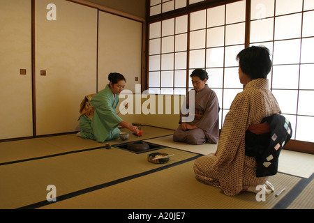 L'insegnamento tradizionale arte di cerimonie del tè, Tokyo, Giappone Foto Stock