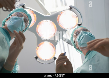 I chirurghi si preparano a operare in sala operatoria, il punto di vista personale Foto Stock