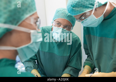 I medici in chirurgia operanti su paziente Foto Stock