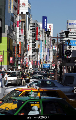 Strada trafficata con il traffico e la pubblicità in Ginza, Tokyo, Giappone Foto Stock