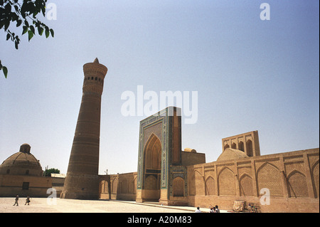 Il XVI secolo Kalan moschea e il minareto Kalan costruito nel 1127 da Arslan Khan nella vecchia strada di seta città di Bukhara, Uzbekistan Foto Stock