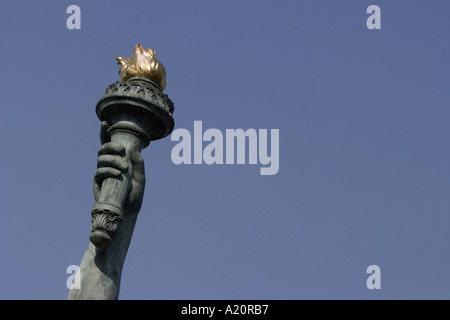 Dettaglio della replica del New York Statua della Libertà in piedi nel quartiere di Odaiba di Tokyo City la torcia Foto Stock