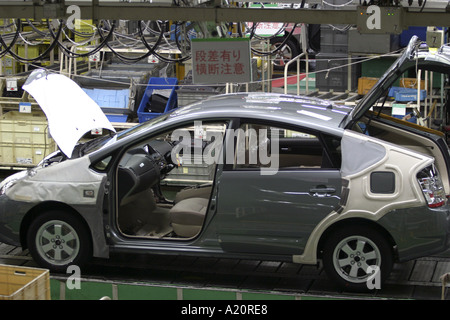 Una Toyota Prius ibrida auto viene assemblato sulla linea di produzione presso la fabbrica di Tsutsumi nella città di Toyota, Nagoya, Giappone Foto Stock