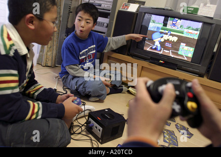 Bambini giapponesi giocare con il Nintendo Gamecube e Gameboy, Tokyo, Giappone Foto Stock