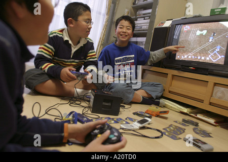 Ragazzi giapponesi circondato dalla tecnologia, Tokyo, Giappone Foto Stock