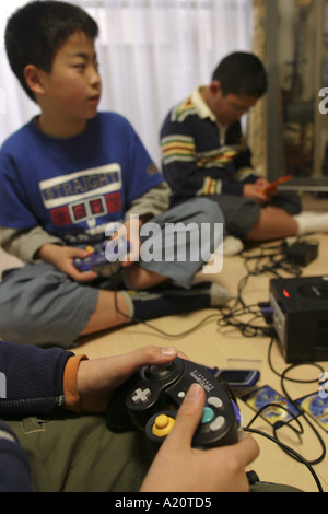 Bambini giapponesi giocare con il Nintendo Gamecube e Gameboy, Tokyo, Giappone Foto Stock