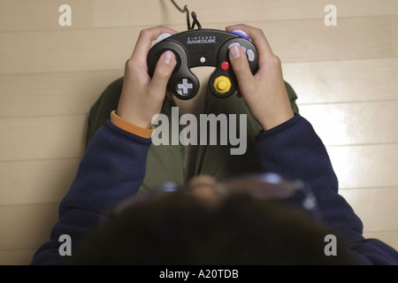 Ragazzo giapponese giocare con il Nintendo Gamecube giochi per computer, Tokyo, Giappone Foto Stock