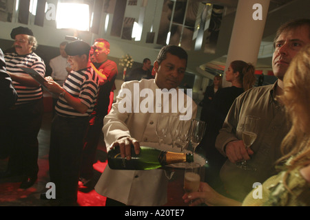 Brasiliani godono di un ricevimento champagne per il lancio della nuova Citroen Xsara Picasso auto , Sao Paulo, Brasile Foto Stock