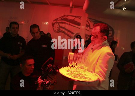 Brasiliani godono di un ricevimento champagne per il lancio della nuova Citroen Xsara Picasso auto , Sao Paulo, Brasile Foto Stock