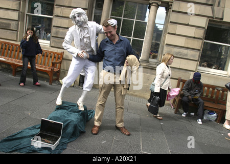 Teatro di strada artisti interpreti o esecutori in Royal Mile High Street durante l'annuale festival internazionale delle arti, Edimburgo, Scozia. Foto Stock