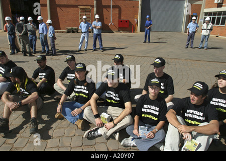 Greenpeace tutela ambientale protesta gruppo di soia geneticamente modificata in un impianto di frantumazione in Brasile. Foto Stock