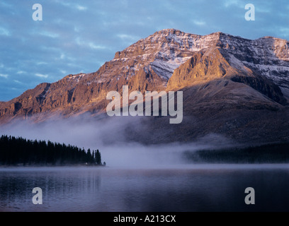 Rocky Mountain, nebbia sul lago, tramonto Foto Stock