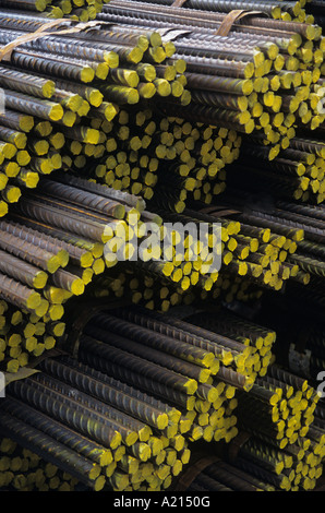 Pile di fasci di tondino in acciaio Foto Stock