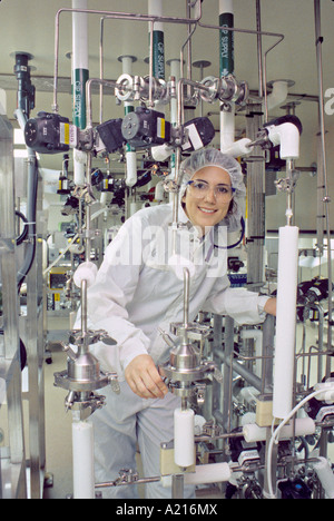 Modello rilasciato donna tecnico operante nella bio laboratorio di ingegneria Foto Stock