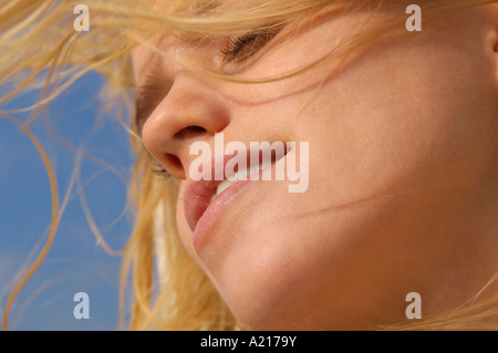 Giovane donna, close-up, basso angolo di visione Foto Stock