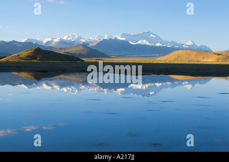 La riflessione del monte Cho Oyu in acqua all'alba in Himalaya montagne del Tibet Foto Stock