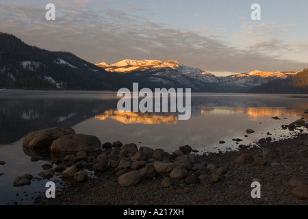 Montagne innevate all'alba riflettendo su Donner Lago Truckee California Foto Stock