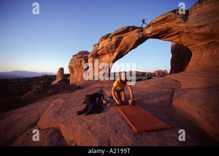 Due persone camping accanto a un arco in Arches National Park nello Utah Foto Stock