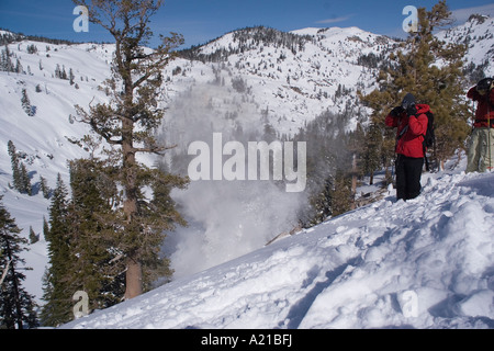 Una ski patroller gettando esplosivi per controllo a valanga a Squaw Valley in California Foto Stock
