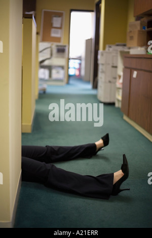 La donna per le gambe in Office Foto Stock