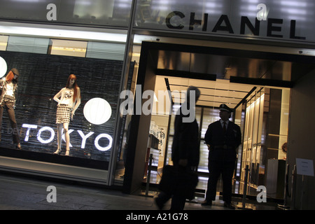 La nuova moda Chanel emporium store a Ginza Tokyo di notte, Giappone. Foto Stock