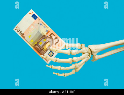 Scheletro umano mano sinistra tenendo banconote in euro Foto Stock