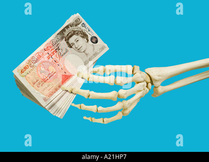 Scheletro umano mano sinistra tenendo British cinquanta 50 pound note Foto Stock