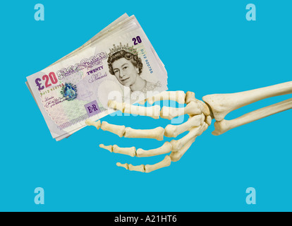 Scheletro umano mano sinistra tenendo British venti 20 pound note Foto Stock