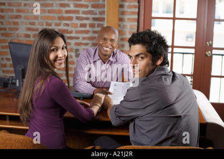 Coppia con il consulente finanziario Foto Stock