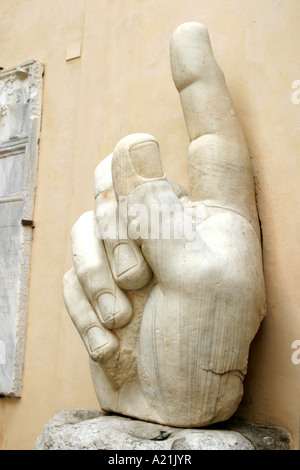 Il famoso dito ,parte del migliore know gigantesca statua imperatore Costantino .Roma.Italia Foto Stock