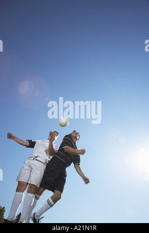 Gli uomini giocano a calcio Foto Stock