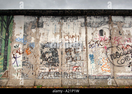 La East Side Gallery, una conservata sezione commemorativo del muro di Berlino in Germania. Foto Stock