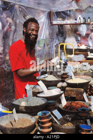 GB London Camden Market incenso venditore Foto Stock