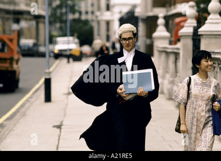 Maschio di barrister indossando parrucca vestaglia WALKIG IN STRADA AL DI FUORI DELLA HIGH COURT DI LONDRA Foto Stock