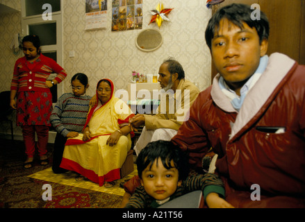 In Bangladesh la famiglia a casa a Tower Hamlets. La loro casa soffre di terribili umido, East London, Regno Unito Foto Stock