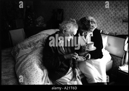 Una notte infermiera visitando un sofferente di abitazione, Borse Marie Curie di ospitalità per la cura del cancro, Liverpool Foto Stock