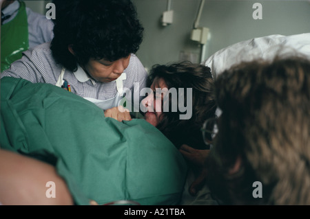 Una donna che dà nascita a UNITÀ CENTRALE ABITACOLO Hospital di Londra, Regno Unito Foto Stock