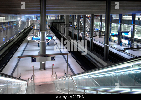 S Bahn treno piattaforma a Potsdamer Platz station di Berlino Est. Foto Stock