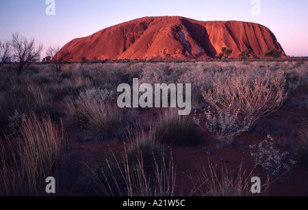Uluru o Ayers Rock al tramonto, Territorio del Nord, l'Australia Foto Stock