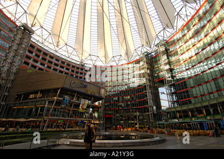 Interno del Sony Center di Potsdamer Platz di Berlino Foto Stock