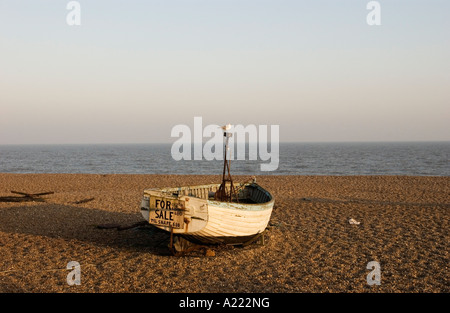 Piccola barca da pesca con in vendita segno sulla spiaggia di Aldeburgh Foto Stock