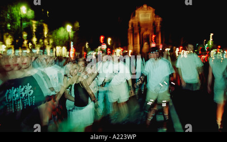 Parigi FRANCIA folla di ragazzi francesi, roller blading a Night on Street durante il settimanale 'Venerdì sera febbre' rischio per gli adolescenti Foto Stock