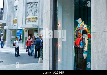 Parigi, Francia, Shopping Luxury Fashion Brands Negozi Boutique Street Scene con esposizione in vetrina di Valentino Store Front Foto Stock