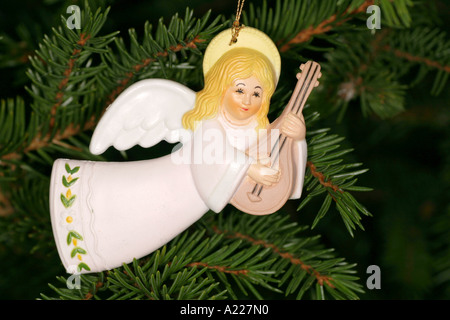 Angelo decorazione in un Natale di pino Foto Stock
