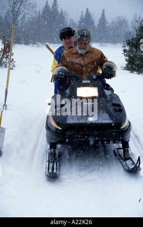 Motoslitta è un popolare sport d'inverno,con tutte le età,in Quebec lungo percorsi segnalati soggiornando al paese Auberges Foto Stock