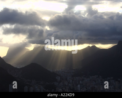 Sun si rompe attraverso le nuvole sopra Rio de Janeiro, Brasile Foto Stock