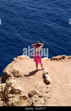Un centro turistico invecchiato sorge sul bordo di una coperta di sabbia scogliera affacciato sul Mar Rosso in Naama Bay, Egitto Foto Stock