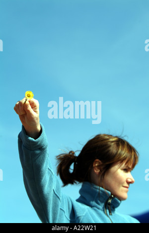 Donna che mantiene fiori raccolti Foto Stock